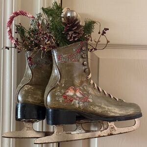 GUC~Pair Of Decorative Green Ice Skates With Bird Design & Christmas Decor